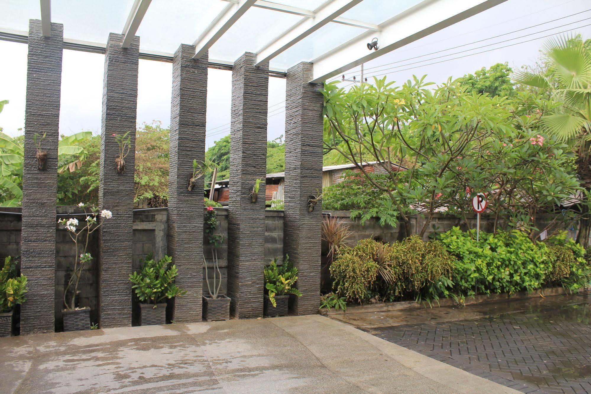 Hotel Tilamas Juanda Sawotratap Exterior photo