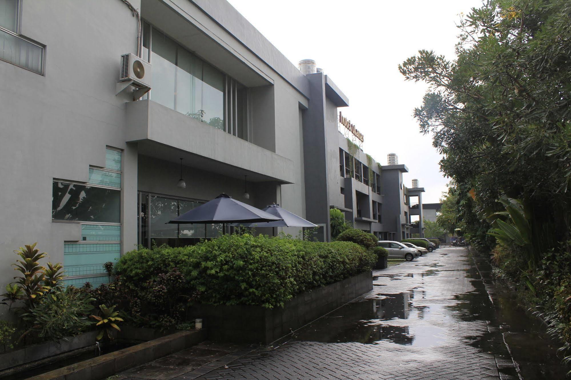 Hotel Tilamas Juanda Sawotratap Exterior photo