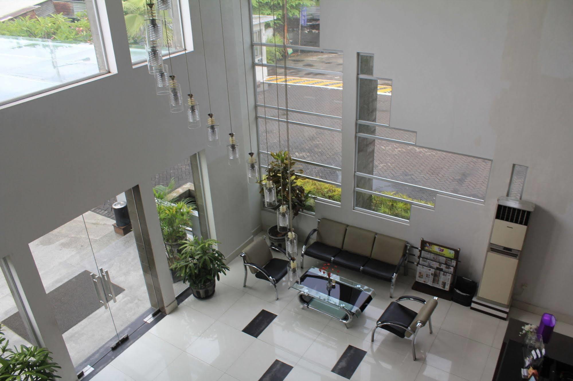 Hotel Tilamas Juanda Sawotratap Exterior photo