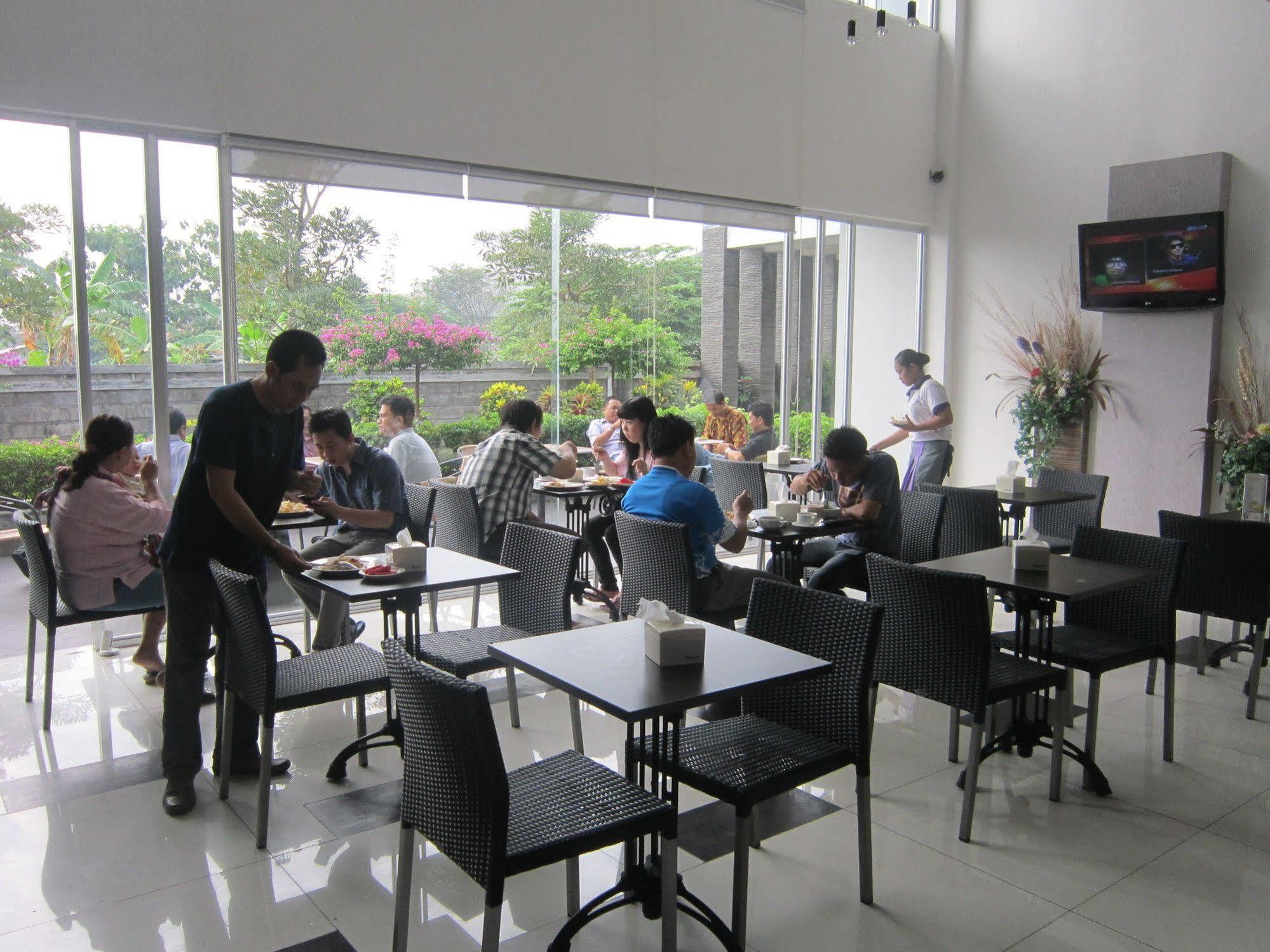 Hotel Tilamas Juanda Sawotratap Exterior photo